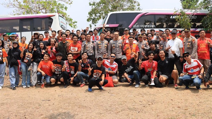 Polres Metro Bekasi Kota kawal keberangkatan suporter Persija Jakarta menuju GBK.