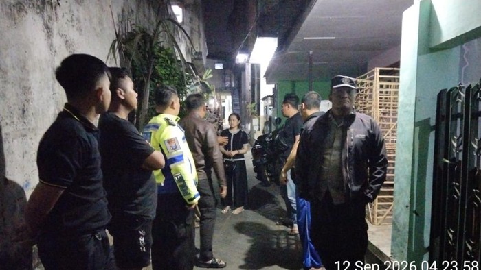 Terduga pelaku diserahkan ke Unit PPA Satreskrim Polresta Malang Kota dan petugas saat mendatangi TKP