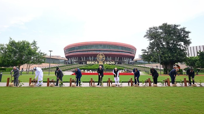 Prabowo, Putin, Xi Jinping, hingga PM Modi tanam pohon bersama di sela KTT BRICS, India, Sabtu (12/9/2026).