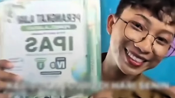 Pria guru SD di Tolitoli, Sulteng, bernama Yasin tuai sorotan karena berdandan layaknya perempuan saat mengajar di sekolah.
