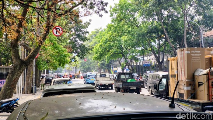 Rambu dilarang parkir yang kerap diabaikan sejumlah pengendara di Kota Bandung