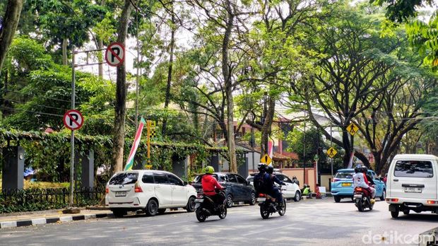 Rambu dilarang parkir yang kerap diabaikan sejumlah pengendara di Kota Bandung Rambu dilarang parkir yang kerap diabaikan sejumlah pengendara di Kota Bandung