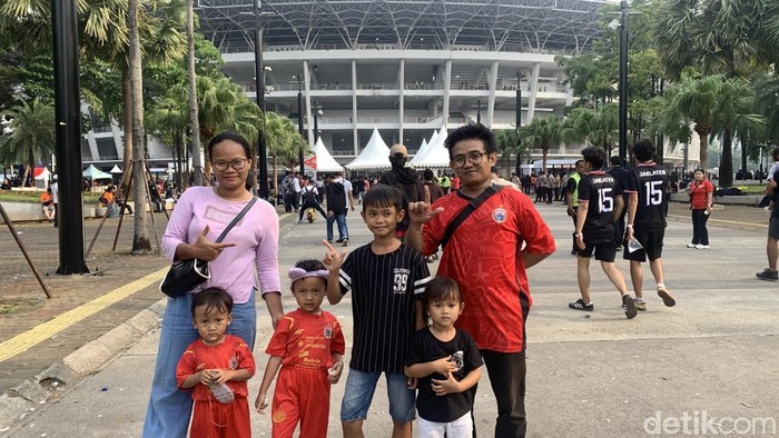 Seorang Jakmania, Rahmat (37) memboyong 5 anggota keluarganya untuk menyaksikan laga Persija Vs Persib di SUGBK, Jakarta. (Mulia/detikcom)