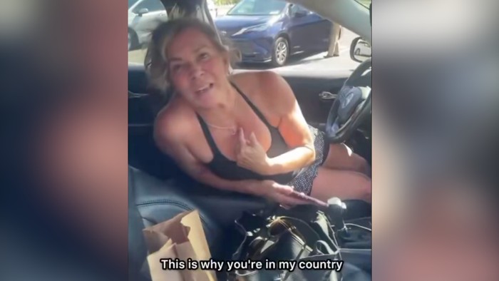 Seorang wanita melontarkan hinaan rasis serta sentimen anti muslim kepada anak di bawah umur di depan masjid daerah Albany, New York, Amerika Serikat