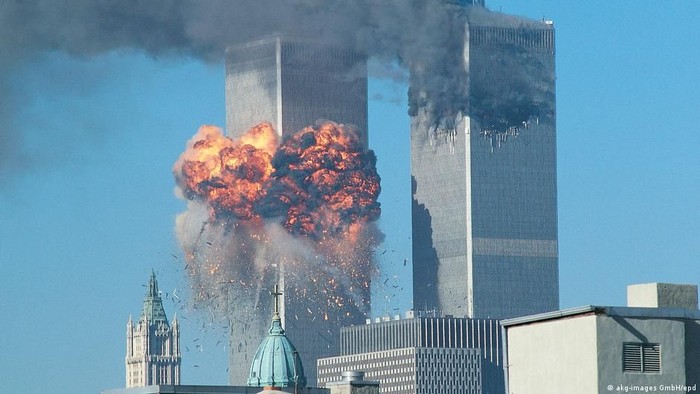 Serangan teror terhadap Menara Kembar di kompleks World Trade Center, New York, 11 September 2001 (akg-images GmbH/epd)