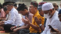 Turunnya hujan juga diharapkan dapat membantu memenuhi kembali kebutuhan air masyarakat.
