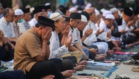 Shalat Istisqa kemudian dilaksanakan secara bersama-sama di area alun-alun.