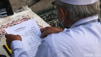Suasana khusyuk terlihat saat jemaah memanjatkan doa untuk memohon turunnya hujan.
