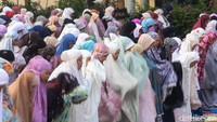 Shalat sunnah tersebut digelar sebagai ikhtiar memohon kepada Allah SWT agar hujan segera turun dan kemarau panjang berakhir.