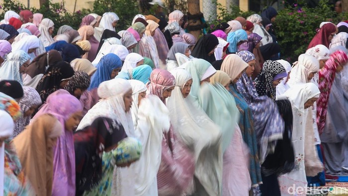 Shalat Istisqa Digelar, Warga Berharap Hujan Segera Turun Sejumlah umat Islam melaksanakan Shalat Istisqa di Alun-alun Pamulang, Tangerang Selatan, Banten, Sabtu (12/9/2026). Shalat sunnah Istisqa tersebut digelar oleh Masjid Al Mujahidin untuk memohon kepada Allah SWT agar segera menurunkan hujan.