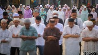 Sejumlah umat Islam melaksanakan Shalat Istisqa di Alun-alun Pamulang, Tangerang Selatan, Banten, Sabtu (12/9/2026).
