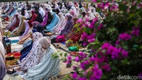 Para jemaah berkumpul di area Alun-alun Pamulang sebelum mengikuti rangkaian ibadah yang diawali dengan zikir dan doa bersama.