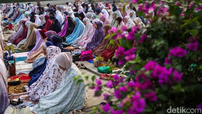 Shalat Istisqa Digelar, Warga Berharap Hujan Segera Turun Sejumlah umat Islam melaksanakan Shalat Istisqa di Alun-alun Pamulang, Tangerang Selatan, Banten, Sabtu (12/9/2026). Shalat sunnah Istisqa tersebut digelar oleh Masjid Al Mujahidin untuk memohon kepada Allah SWT agar segera menurunkan hujan.