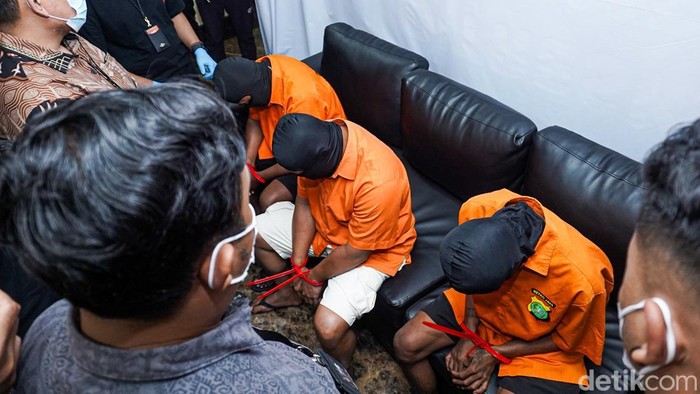 Polda Metro Jaya menangkap tiga tersangka pembunuh Bambang Setiawan berinisial FP, DS, dan DDS di Babakan Madang, Bogor, Kamis malam (11/9/2026), setelah sidik jari pada tongkat kayu dan batu bukti di lokasi kerusuhan Pejompongan cocok dengan ketigan
