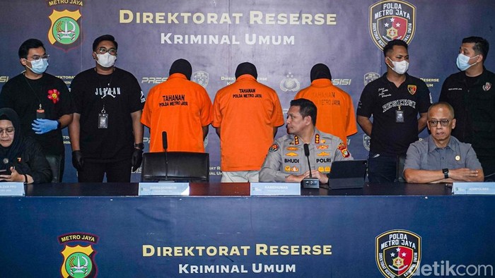 Polda Metro Jaya menangkap tiga tersangka pembunuh Bambang Setiawan berinisial FP, DS, dan DDS di Babakan Madang, Bogor, Kamis malam (11/9/2026), setelah sidik jari pada tongkat kayu dan batu bukti di lokasi kerusuhan Pejompongan cocok dengan ketigan