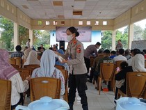Siswa Sespimmen Polri Edukasi Warga Ogan Ilir soal Karhutla dan Bagikan Masker