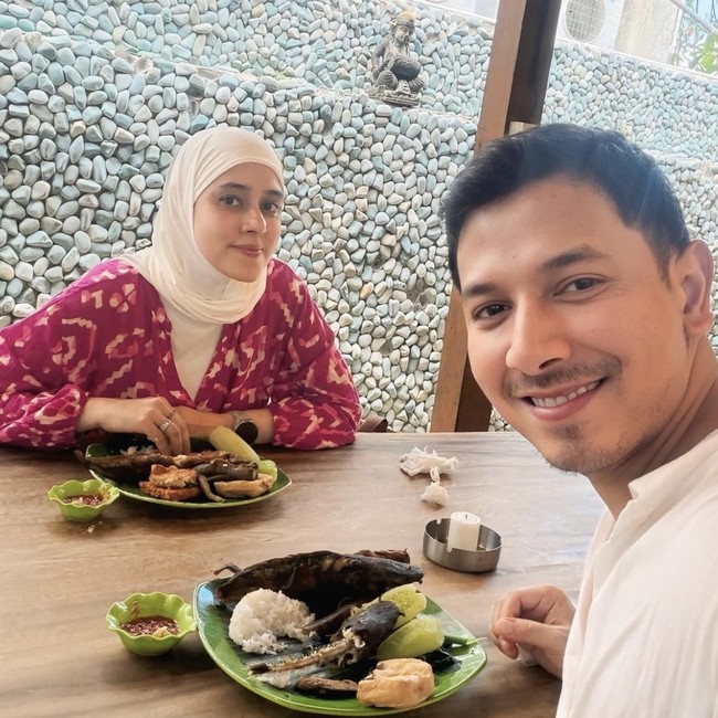 Romantis! Potret Sonny Septian dan Fairuz saat Makan Kue Cokelat hingga Seafood