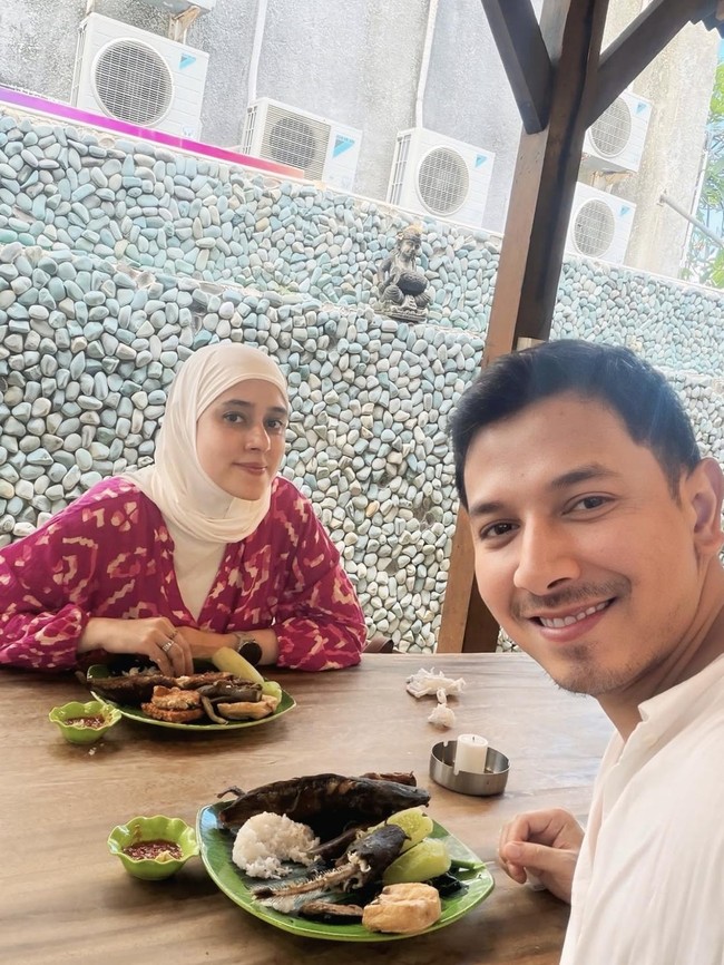 Romantis! Potret Sonny Septian dan Fairuz saat Makan Kue Cokelat hingga Seafood