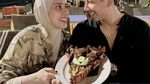 Romantis! Potret Sonny Septian dan Fairuz saat Makan Kue Cokelat hingga Seafood