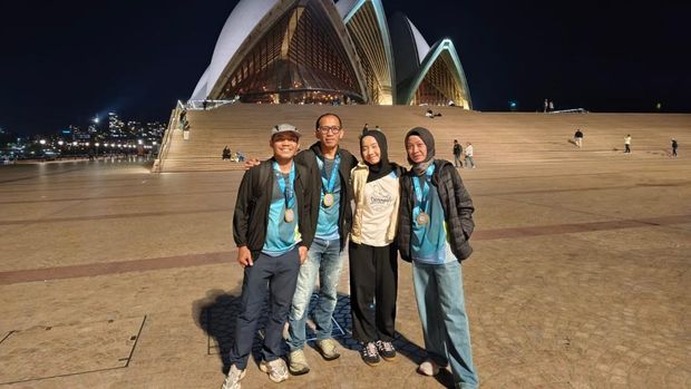 Suami istri Hendra dan Hastin wisata sekaligus race marathon di Sydney Marathon 2026. Suami istri Hendra dan Hastin wisata sekaligus race marathon di Sydney Marathon 2026.