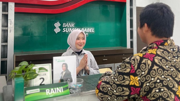 Teler bank Sumsel Babel Syariah sedang melayani nasabah