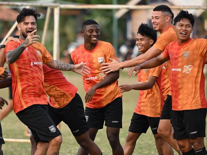 Tim Borneo FC saat melakukan sesi latihan sebelum lakoni laga tandang lawan Persijap Jepara. (dok Borneo FC)