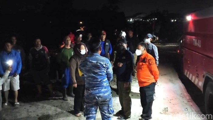 Tim mengatasi kebakaran hutan dan lahan (karhutla) yang mengganas di kawasan Jalan Cilik Riwut I, Kelurahan Sidorejo, Kecamatan Arut Selatan, Kotawaringin Barat (Kobar), Sabtu (12/9/2026).