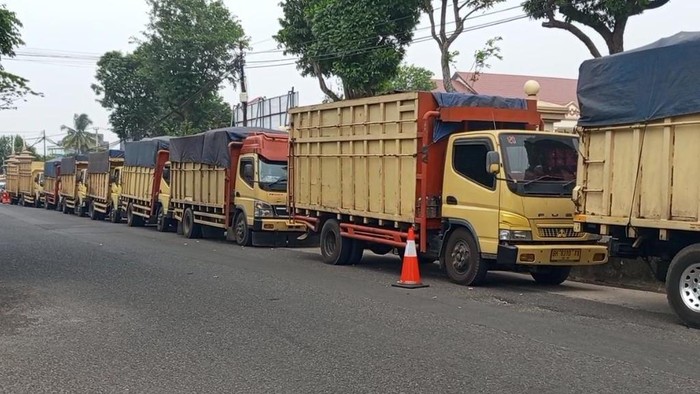 Truk batu bara yang di tilang akibat langgar aturan