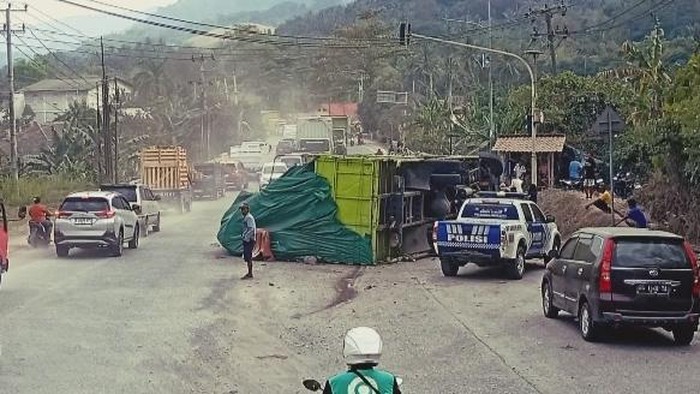 Trul terbalik setelah menabrak motor usai mengalami rem blong
