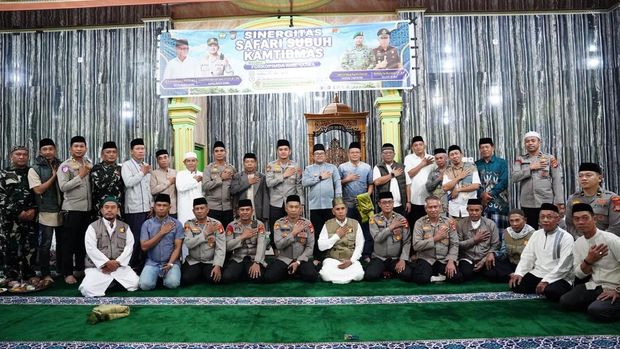 Wakil Bupati Gowa Darmawangsyah Muin mengajak masyarakat mempererat silaturahmi melalui program Safari Subuh Kamtibmas oleh Polresta Gowa.
