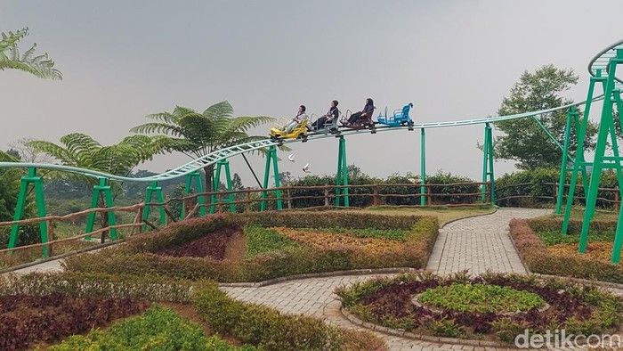 Wisatawan menjajal wahana Wheelies Coaster di The Ranch Ciater Subang
