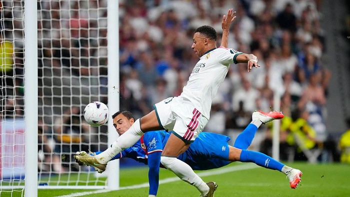 Kylian Mbappe centre-forward of Real Madrid and France and Emil Audero goalkeeper of Rayo Vallecano and Indonesia compete for the ball during the LaLiga EA Sports 2026/27 match between Real Madrid and Rayo Vallecano de Madrid at Estadio Santiago Bernabeu on September 12, 2026 in Madrid, Spain. (Photo by Jose Breton/Pics Action/NurPhoto via Getty Images)