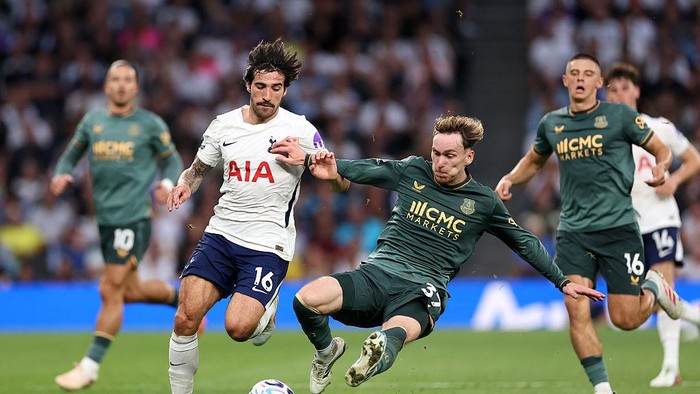 LONDON, ENGLAND - SEPTEMBER 12: Sandro Tonali of Tottenham Hotspur is tackled by James Garner of Everton during the Premier League 2026/27 match between Tottenham Hotspur and Everton at Tottenham Hotspur Stadium on September 12, 2026 in London, England. (Photo by Justin Setterfield/Getty Images)