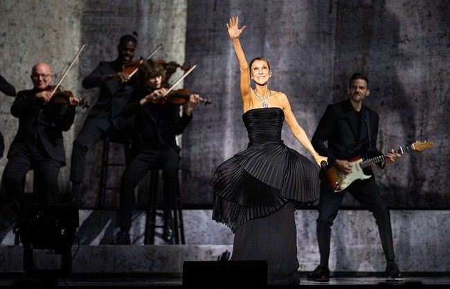 Hari yang dinantikan para fans Celine Dion akhirnya tiba. Konser pertama Celine dalam enam terakhir ini makin terasa spesial dengan keterlibatan beberapa rumah mode dunia untuk merancang khusus busana panggungnya. Salah satunya Christian Dior. (Foto: Samir Hussein/WireImage)