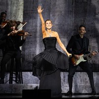 Hari yang dinantikan para fans Celine Dion akhirnya tiba. Konser pertama Celine dalam enam terakhir ini makin terasa spesial dengan keterlibatan beberapa rumah mode dunia untuk merancang khusus busana panggungnya. Salah satunya Christian Dior. (Foto: Samir Hussein/WireImage)
