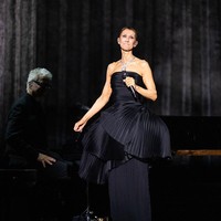 Dalam momen bersejarah itu, Celine Dion terlihat menawan mengenakan strapless gown hitam bergaya Gotik dengan bagian atas menyerupai korset dan rok tulle berlapis. Foto: Samir Hussein/WireImage/Samir Hussein