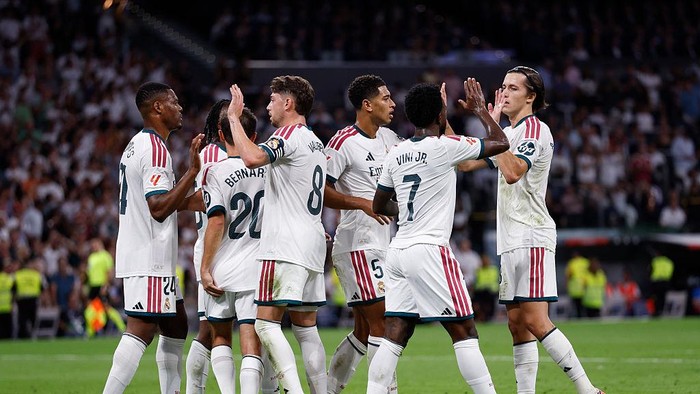 MADRID, SPAIN - SEPTEMBER 12: Jude Bellingham player of Real Madrid celebrates with his teammates after scoring a goal during the LaLiga EA Sports 2026/27 match between Real Madrid and Rayo Vallecano de Madrid at Estadio Santiago Bernabeu on September 12, 2026 in Madrid, Spain. (Photo by Maria Jimenez/Real Madrid via Getty Images)