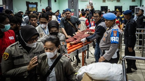 Petugas gabungan mengecek kesehatan korban kapal motor penumpang (KMP) Virgo Transport 8 di Posko Kesehatan Pelabuhan Tri Sakti, Banjarmasin, Kalimantan Selatan, Minggu (13/9/2026). Sebanyak 69 penumpang dari total 107 korban yang selamat akibat kecelakaan kapal Virgo Transport 8 di Laut Jawa telah tiba di Pelabuhan Tri Sakti Banjarmasin untuk dilakukan pemeriksaan kesehatan. ANTARA FOTO/Bayu Pratama S
