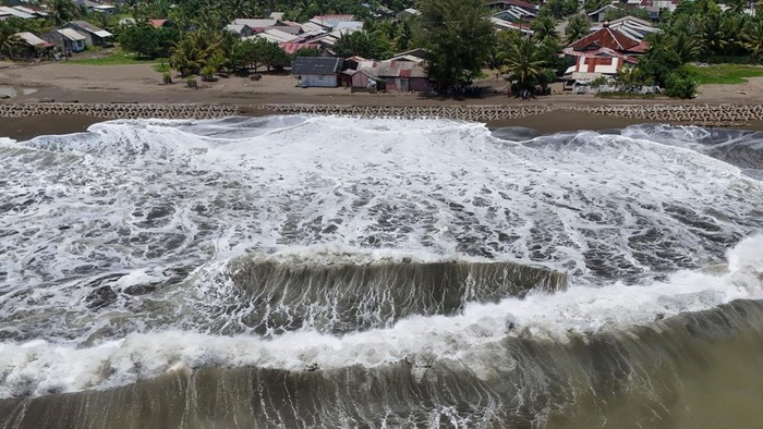 Foto udara gelombang tinggi di Desa Ujong Kalak, Kecamatan Johan Pahlawan, Aceh Barat, Aceh, Minggu (13/9/2026). Gelombang tinggi yang mencapai 1,5 hingga 2,5 meter di wilayah tersebut mengakibatkan banjir rob yang merendam rumah warga yang berada di pesisir pantai. ANTARA FOTO/Syifa Yulinnas