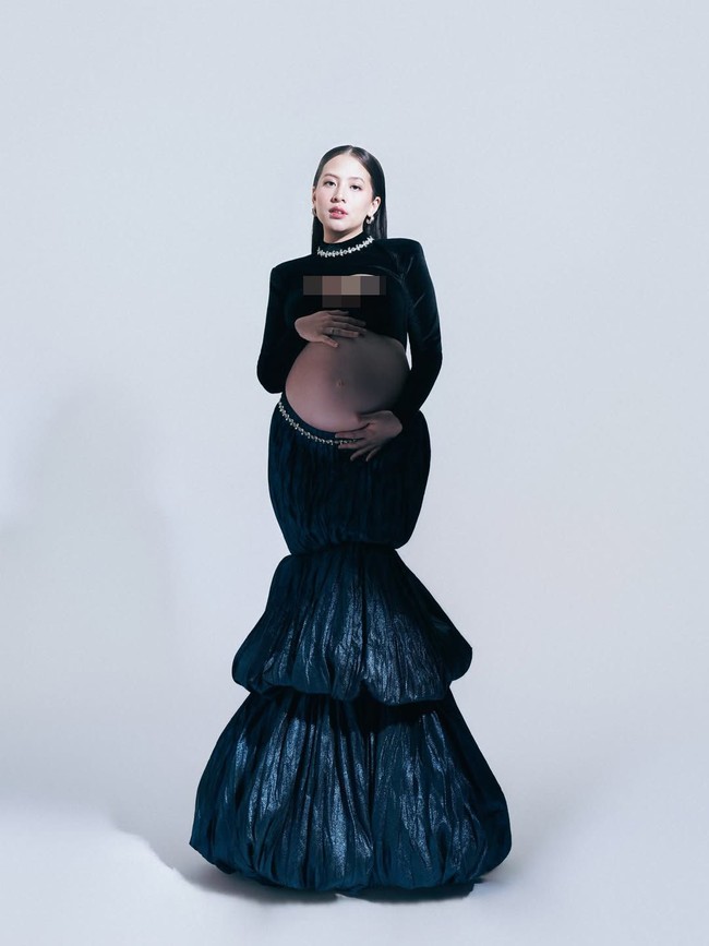 Dalam foto yang dibagikan, wanita 23 tahun tersebut mengenakan two-pieces yang menampakkan baby bump. Zara memadukan bolero dengan rok mermaid bertumpuk. Foto: Instagram @zaraadhisty