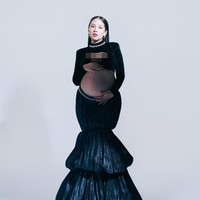 Dalam foto yang dibagikan, wanita 23 tahun tersebut mengenakan two-pieces yang menampakkan baby bump. Zara memadukan bolero dengan rok mermaid bertumpuk. Foto: Instagram @zaraadhisty
