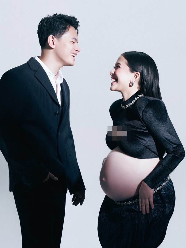 Adhisty Zara mengunggah pemotretan maternity-nya di Instagram yang menuai sorotan. Aktris yang pernah jadi anggota JKT 48 tersebut memililh gaya yang glamour. Foto: Instagram @zaraadhisty