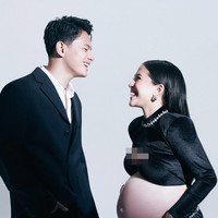 Adhisty Zara mengunggah pemotretan maternity-nya di Instagram yang menuai sorotan. Aktris yang pernah jadi anggota JKT 48 tersebut memililh gaya yang glamour. Foto: Instagram @zaraadhisty