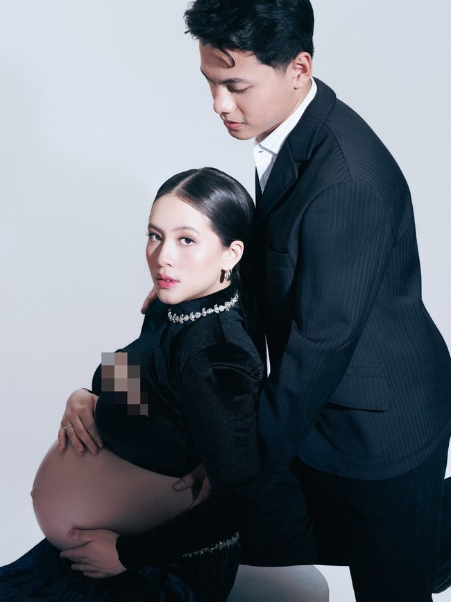 Zara melakukan pemotretan bersama suami,Tsaqib atau Abdullah Tsaqib yang tak kalah elegan mengenakan setelan jas warna hitam. Mereka tampak sumringah menyambut kelahiran anak pertama. Foto: Instagram @zaraadhisty
