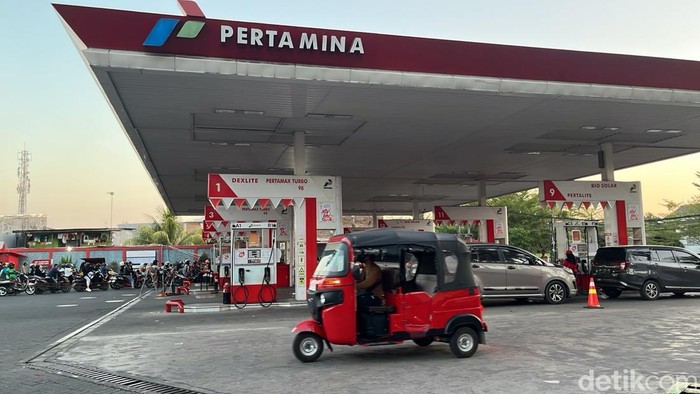 Antrean BBM di SPBU Racing Jalan Urip Sumoharjo mulai terurai imbas penerapan sistem ganjil genap.