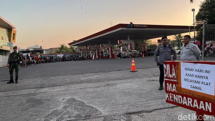 Antrean BBM di SPBU Racing Jalan Urip Sumoharjo mulai terurai imbas penerapan sistem ganjil genap.