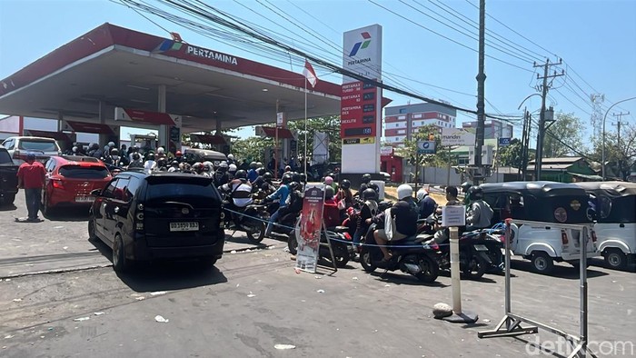 Antrean BBM sistem ganji genap mulai berlaku di SPBU Jalan AP Pettarani Makassar.