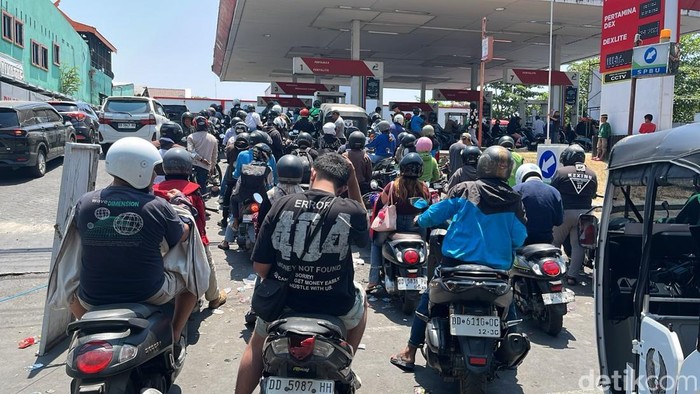Antrean di SPBU Jalan AP Pettarani Makassar.
