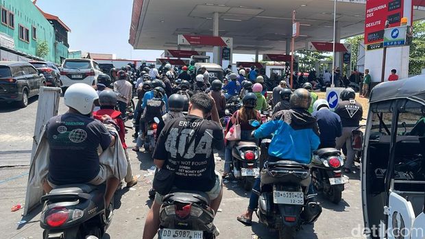 Antrean di SPBU Jalan AP Pettarani Makassar. Antrean di SPBU Jalan AP Pettarani Makassar.