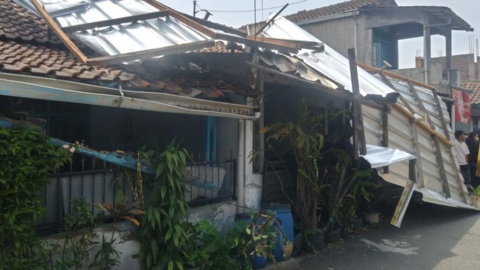 Atap spandek terbang disapu angin kencang timpa rumah warga Cimahi